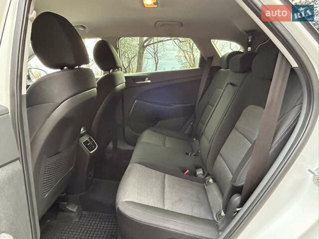 Білий Хендай Туксон, об'ємом двигуна 2 л та пробігом 101 тис. км за 17800 $, фото 10 на Automoto.ua