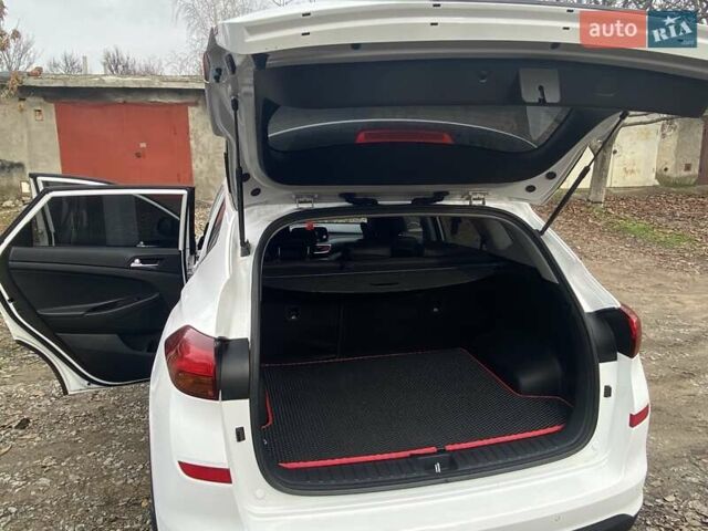 Білий Хендай Туксон, об'ємом двигуна 2 л та пробігом 40 тис. км за 20700 $, фото 3 на Automoto.ua