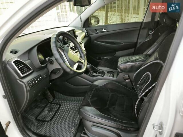 Белый Хендай Туксон, объемом двигателя 2 л и пробегом 191 тыс. км за 22500 $, фото 18 на Automoto.ua
