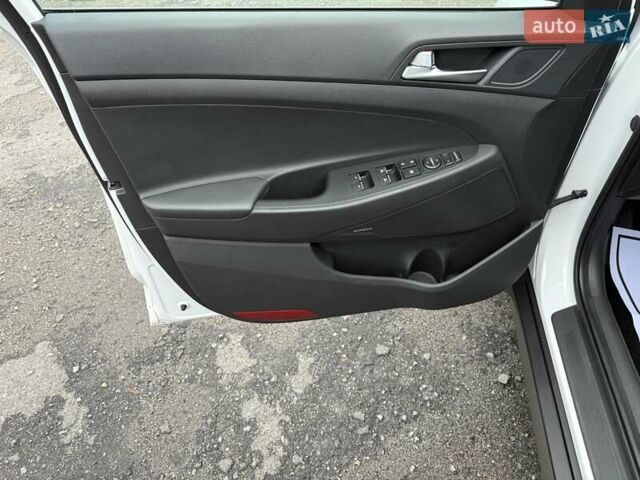 Белый Хендай Туксон, объемом двигателя 2 л и пробегом 114 тыс. км за 23900 $, фото 21 на Automoto.ua