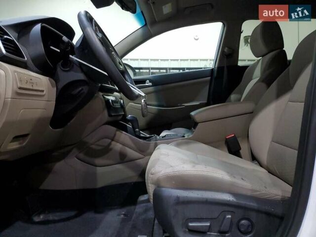 Белый Хендай Туксон, объемом двигателя 2 л и пробегом 97 тыс. км за 4400 $, фото 6 на Automoto.ua