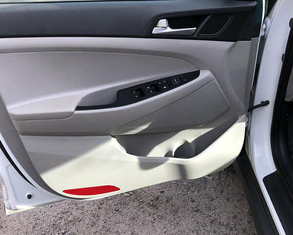 Белый Хендай Туксон, объемом двигателя 2 л и пробегом 25 тыс. км за 15900 $, фото 13 на Automoto.ua