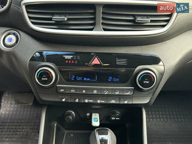 Білий Хендай Туксон, об'ємом двигуна 2 л та пробігом 101 тис. км за 17800 $, фото 12 на Automoto.ua