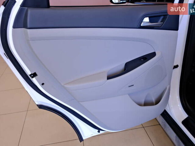 Белый Хендай Туксон, объемом двигателя 2.4 л и пробегом 63 тыс. км за 19500 $, фото 43 на Automoto.ua