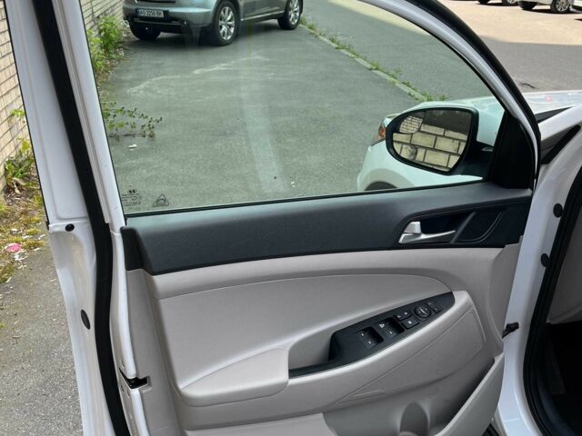 Белый Хендай Туксон, объемом двигателя 2 л и пробегом 95 тыс. км за 14500 $, фото 11 на Automoto.ua