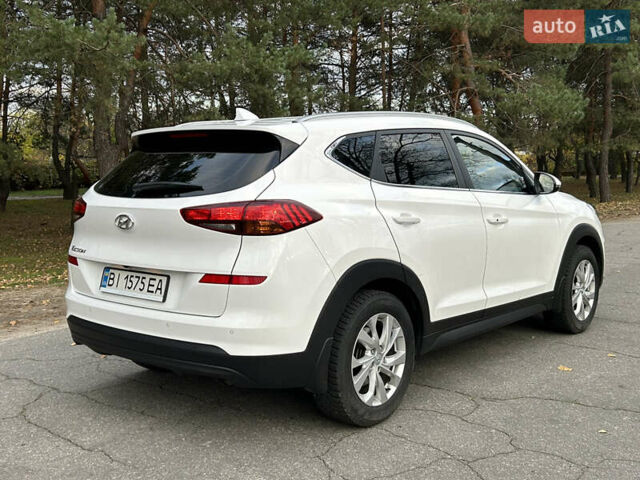 Білий Хендай Туксон, об'ємом двигуна 2 л та пробігом 101 тис. км за 17800 $, фото 4 на Automoto.ua