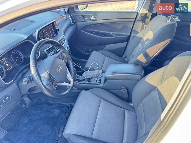 Белый Хендай Туксон, объемом двигателя 2 л и пробегом 270 тыс. км за 19800 $, фото 11 на Automoto.ua