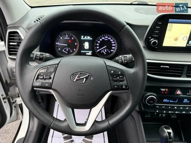 Белый Хендай Туксон, объемом двигателя 2 л и пробегом 114 тыс. км за 23900 $, фото 35 на Automoto.ua