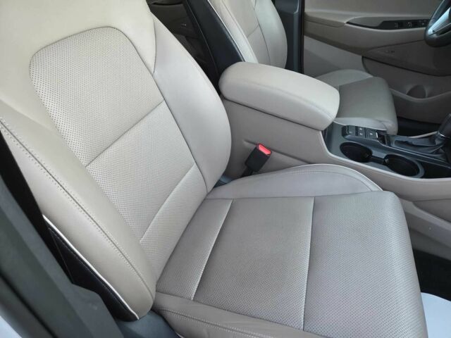 Белый Хендай Туксон, объемом двигателя 2.4 л и пробегом 40 тыс. км за 8600 $, фото 7 на Automoto.ua