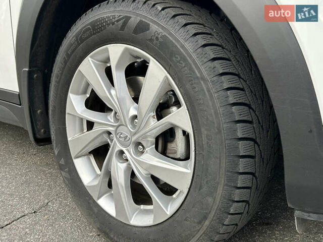 Білий Хендай Туксон, об'ємом двигуна 2 л та пробігом 101 тис. км за 17800 $, фото 20 на Automoto.ua