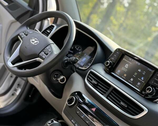 Білий Хендай Туксон, об'ємом двигуна 2 л та пробігом 51 тис. км за 17900 $, фото 25 на Automoto.ua