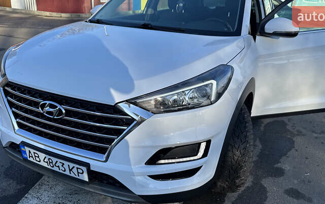 Белый Хендай Туксон, объемом двигателя 2 л и пробегом 270 тыс. км за 19800 $, фото 1 на Automoto.ua