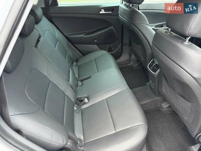 Белый Хендай Туксон, объемом двигателя 2 л и пробегом 114 тыс. км за 23900 $, фото 25 на Automoto.ua