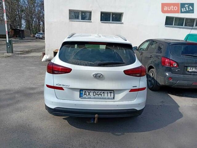 Білий Хендай Туксон, об'ємом двигуна 2 л та пробігом 95 тис. км за 17000 $, фото 2 на Automoto.ua