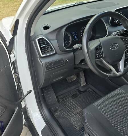 Белый Хендай Туксон, объемом двигателя 2 л и пробегом 52 тыс. км за 23999 $, фото 8 на Automoto.ua