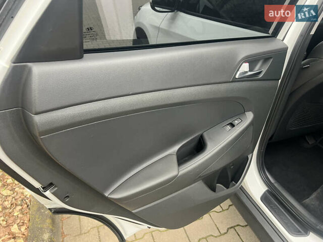 Білий Хендай Туксон, об'ємом двигуна 2 л та пробігом 136 тис. км за 22900 $, фото 12 на Automoto.ua