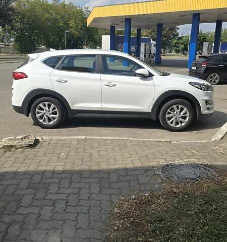 Белый Хендай Туксон, объемом двигателя 2 л и пробегом 52 тыс. км за 23999 $, фото 2 на Automoto.ua