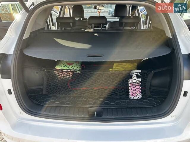Белый Хендай Туксон, объемом двигателя 2 л и пробегом 50 тыс. км за 22500 $, фото 18 на Automoto.ua