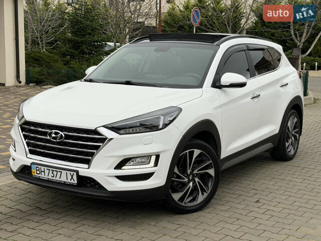 Белый Хендай Туксон, объемом двигателя 2 л и пробегом 50 тыс. км за 23800 $, фото 2 на Automoto.ua