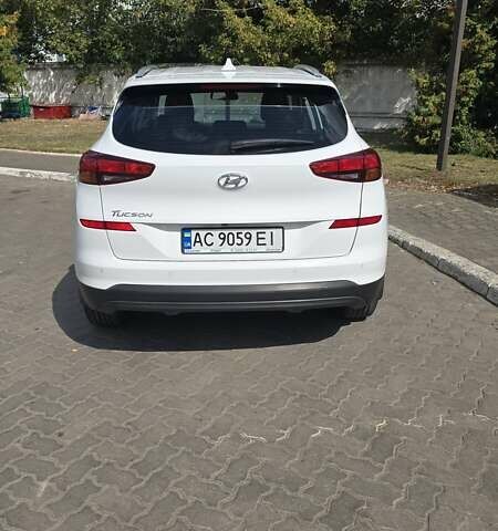 Белый Хендай Туксон, объемом двигателя 2 л и пробегом 52 тыс. км за 23999 $, фото 3 на Automoto.ua