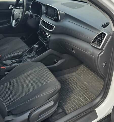 Белый Хендай Туксон, объемом двигателя 2 л и пробегом 52 тыс. км за 23999 $, фото 9 на Automoto.ua