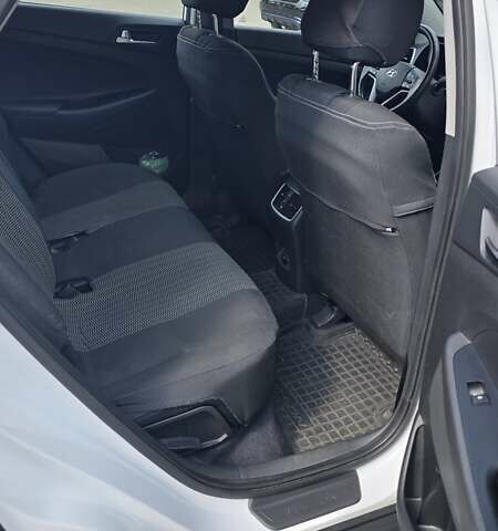 Белый Хендай Туксон, объемом двигателя 2 л и пробегом 52 тыс. км за 23999 $, фото 10 на Automoto.ua