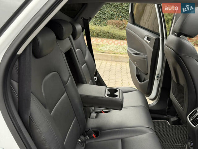 Белый Хендай Туксон, объемом двигателя 2 л и пробегом 50 тыс. км за 23800 $, фото 54 на Automoto.ua