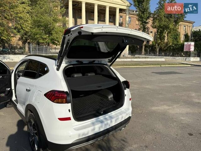 Білий Хендай Туксон, об'ємом двигуна 2 л та пробігом 86 тис. км за 28000 $, фото 13 на Automoto.ua