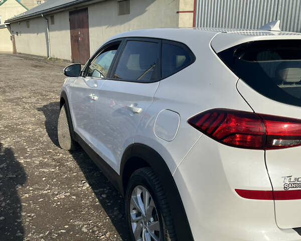 Белый Хендай Туксон, объемом двигателя 2 л и пробегом 148 тыс. км за 17850 $, фото 13 на Automoto.ua