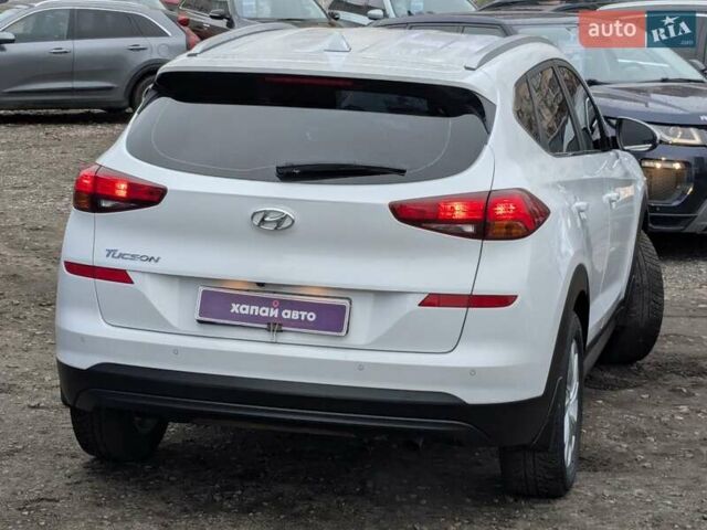 Белый Хендай Туксон, объемом двигателя 2 л и пробегом 145 тыс. км за 21300 $, фото 15 на Automoto.ua