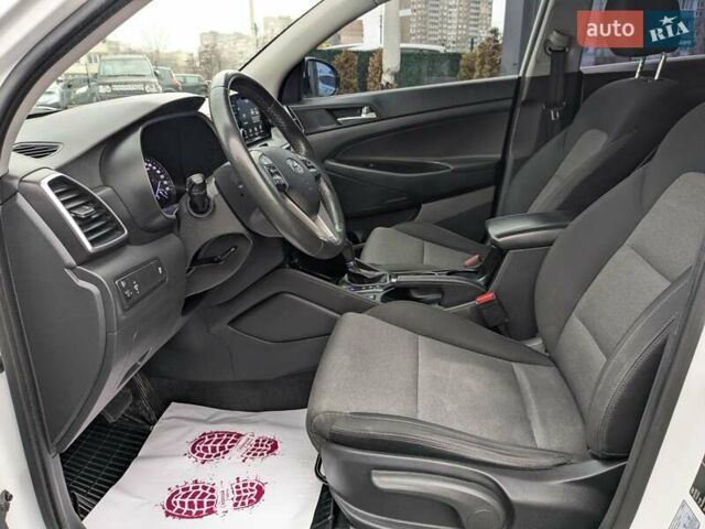 Белый Хендай Туксон, объемом двигателя 2 л и пробегом 145 тыс. км за 21300 $, фото 25 на Automoto.ua