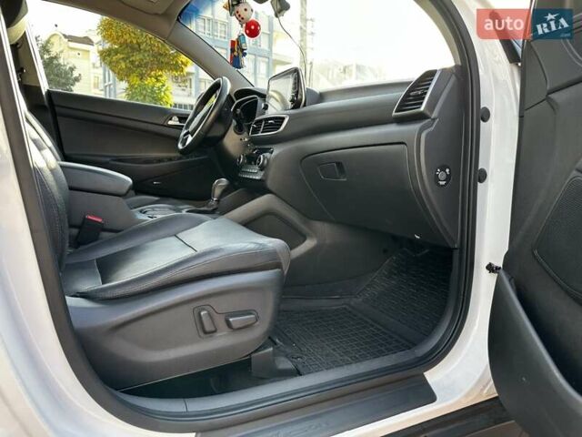 Белый Хендай Туксон, объемом двигателя 2 л и пробегом 50 тыс. км за 22500 $, фото 13 на Automoto.ua