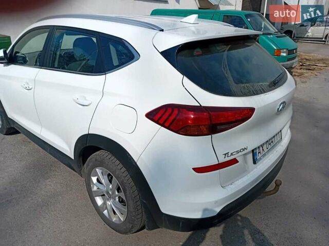 Білий Хендай Туксон, об'ємом двигуна 2 л та пробігом 95 тис. км за 17000 $, фото 4 на Automoto.ua