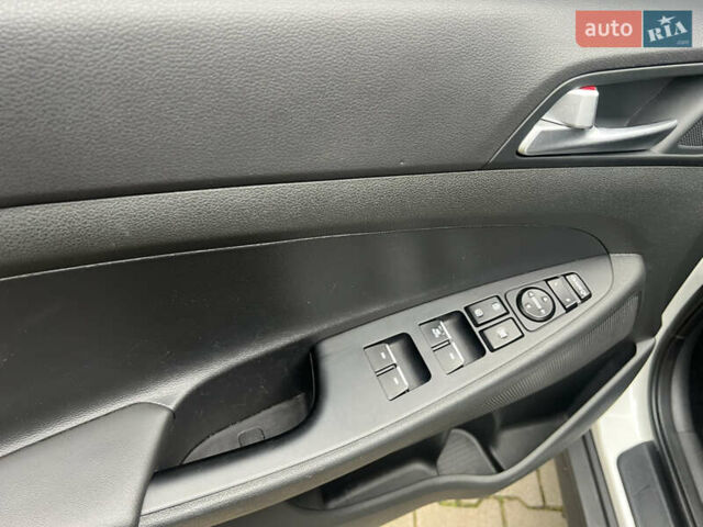 Білий Хендай Туксон, об'ємом двигуна 2 л та пробігом 136 тис. км за 22900 $, фото 14 на Automoto.ua