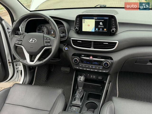 Белый Хендай Туксон, объемом двигателя 2 л и пробегом 50 тыс. км за 23800 $, фото 62 на Automoto.ua