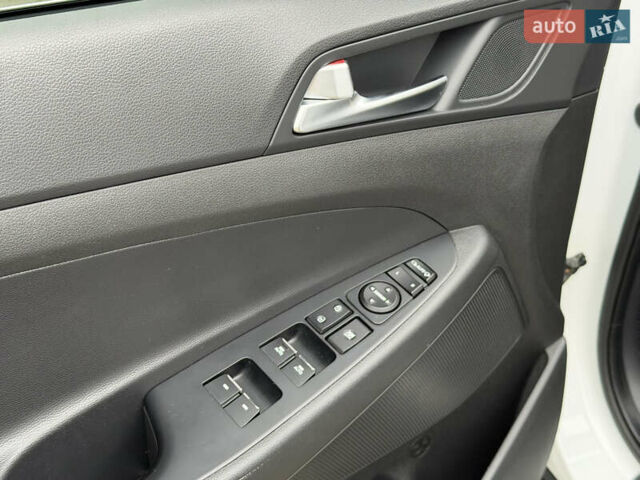 Белый Хендай Туксон, объемом двигателя 2 л и пробегом 50 тыс. км за 23800 $, фото 72 на Automoto.ua