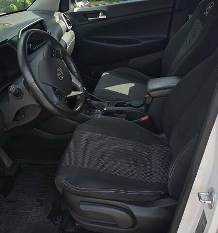 Белый Хендай Туксон, объемом двигателя 2 л и пробегом 52 тыс. км за 23999 $, фото 6 на Automoto.ua