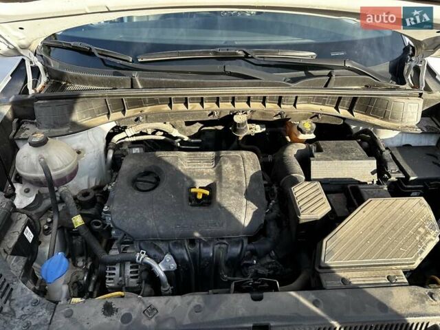 Белый Хендай Туксон, объемом двигателя 2 л и пробегом 50 тыс. км за 22500 $, фото 22 на Automoto.ua