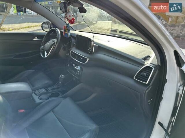 Белый Хендай Туксон, объемом двигателя 2 л и пробегом 50 тыс. км за 22500 $, фото 10 на Automoto.ua