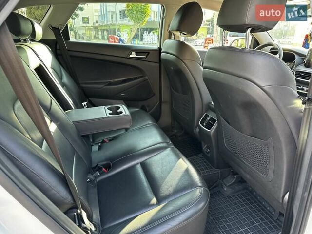 Белый Хендай Туксон, объемом двигателя 2 л и пробегом 50 тыс. км за 22500 $, фото 12 на Automoto.ua