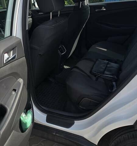 Белый Хендай Туксон, объемом двигателя 2 л и пробегом 52 тыс. км за 23999 $, фото 5 на Automoto.ua