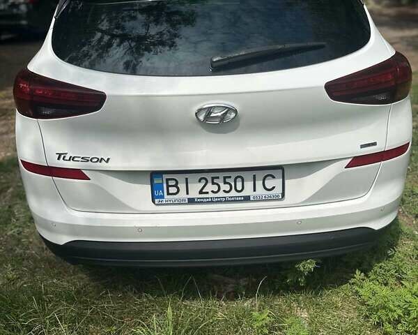 Белый Хендай Туксон, объемом двигателя 2 л и пробегом 99 тыс. км за 23450 $, фото 2 на Automoto.ua
