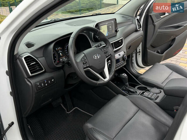 Белый Хендай Туксон, объемом двигателя 2 л и пробегом 50 тыс. км за 23800 $, фото 52 на Automoto.ua