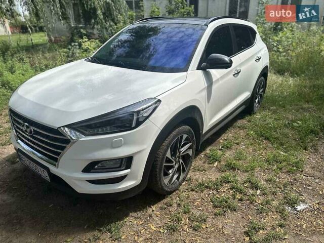 Белый Хендай Туксон, объемом двигателя 2 л и пробегом 99 тыс. км за 23450 $, фото 1 на Automoto.ua