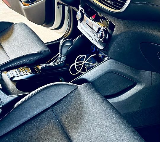 Белый Хендай Туксон, объемом двигателя 2 л и пробегом 50 тыс. км за 21900 $, фото 6 на Automoto.ua