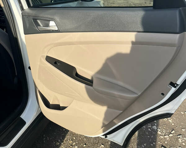 Белый Хендай Туксон, объемом двигателя 2 л и пробегом 148 тыс. км за 17850 $, фото 16 на Automoto.ua