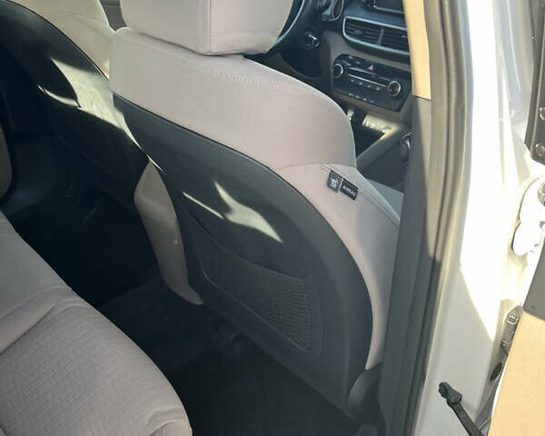 Белый Хендай Туксон, объемом двигателя 2 л и пробегом 148 тыс. км за 17850 $, фото 17 на Automoto.ua