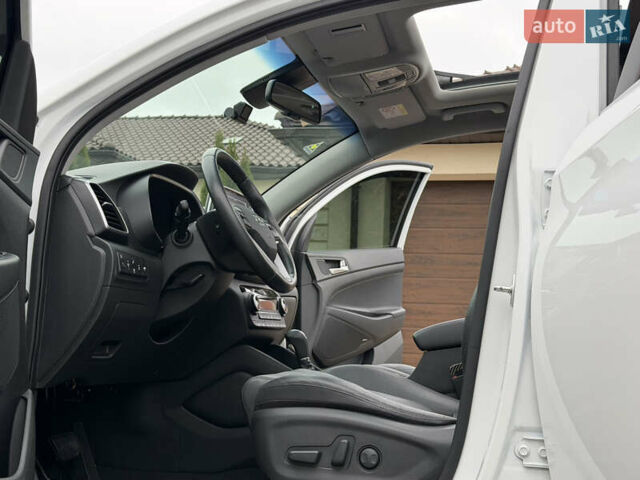 Белый Хендай Туксон, объемом двигателя 2 л и пробегом 50 тыс. км за 23800 $, фото 51 на Automoto.ua