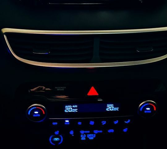 Белый Хендай Туксон, объемом двигателя 2 л и пробегом 50 тыс. км за 21900 $, фото 3 на Automoto.ua