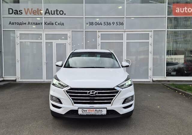 Белый Хендай Туксон, объемом двигателя 2 л и пробегом 42 тыс. км за 23900 $, фото 1 на Automoto.ua